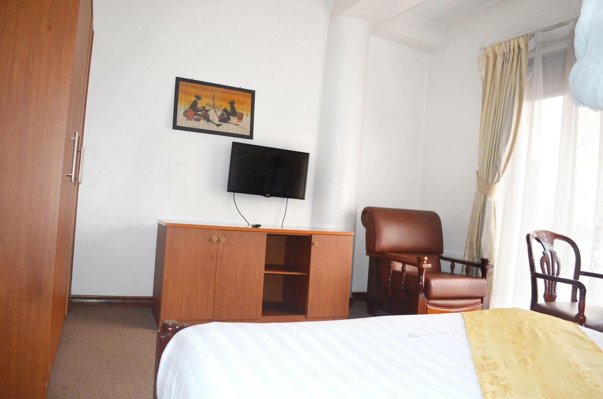 Hotel Triangle Kampala Ngoại thất bức ảnh