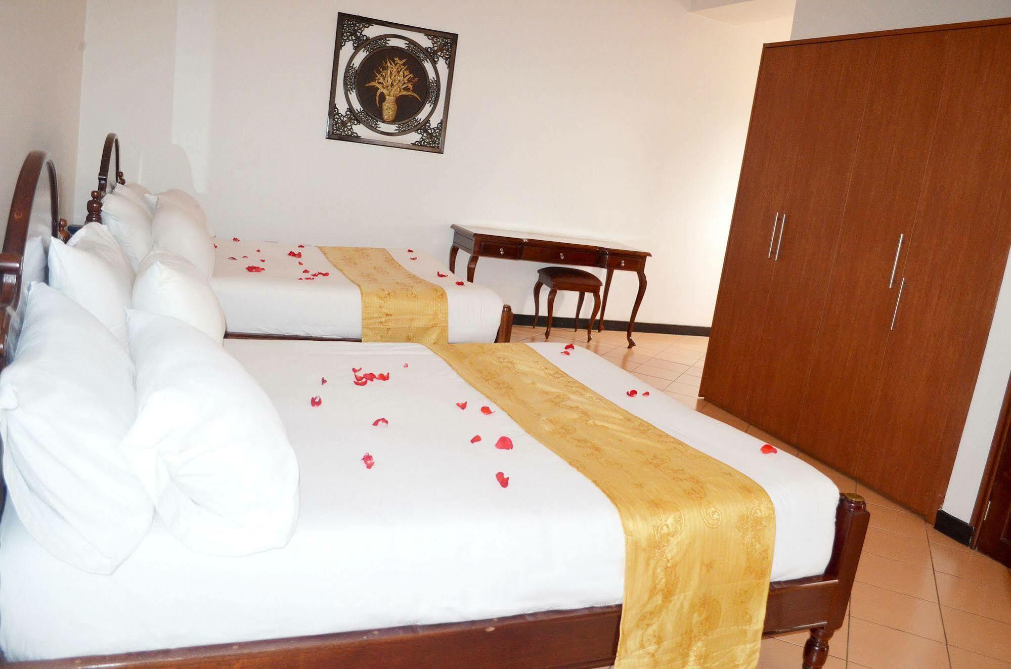 Hotel Triangle Kampala Ngoại thất bức ảnh