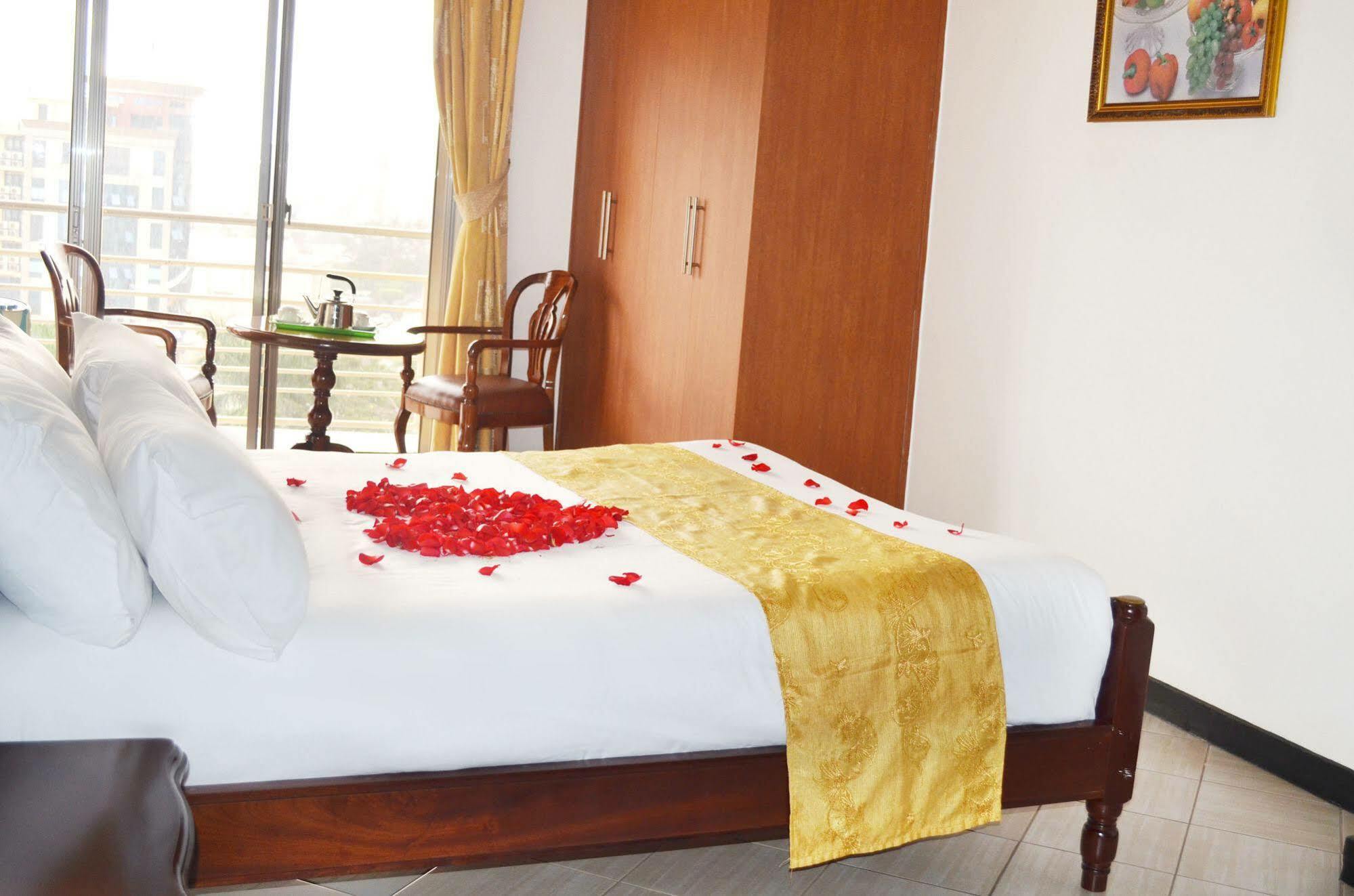 Hotel Triangle Kampala Ngoại thất bức ảnh