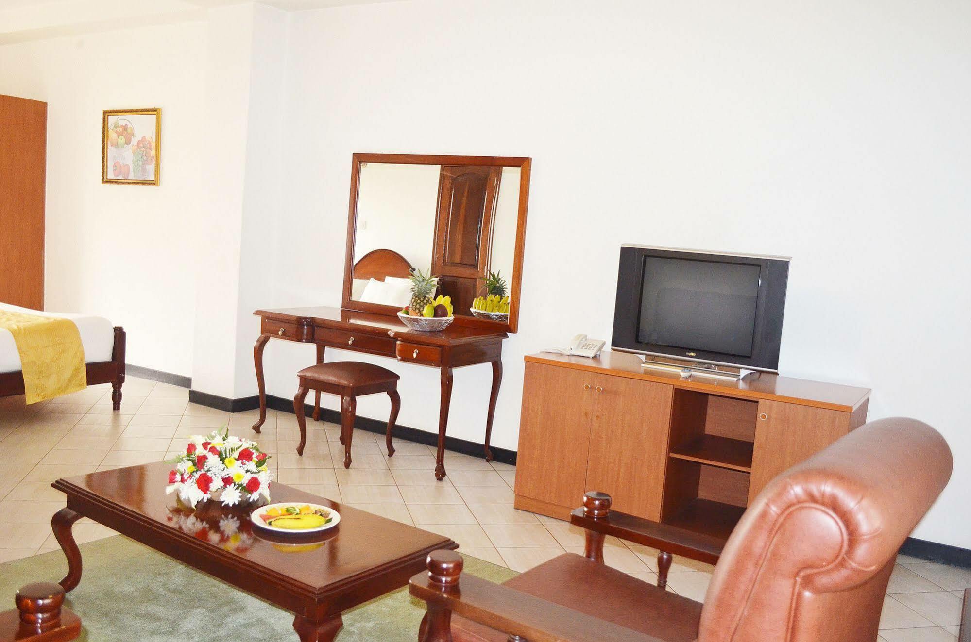 Hotel Triangle Kampala Ngoại thất bức ảnh