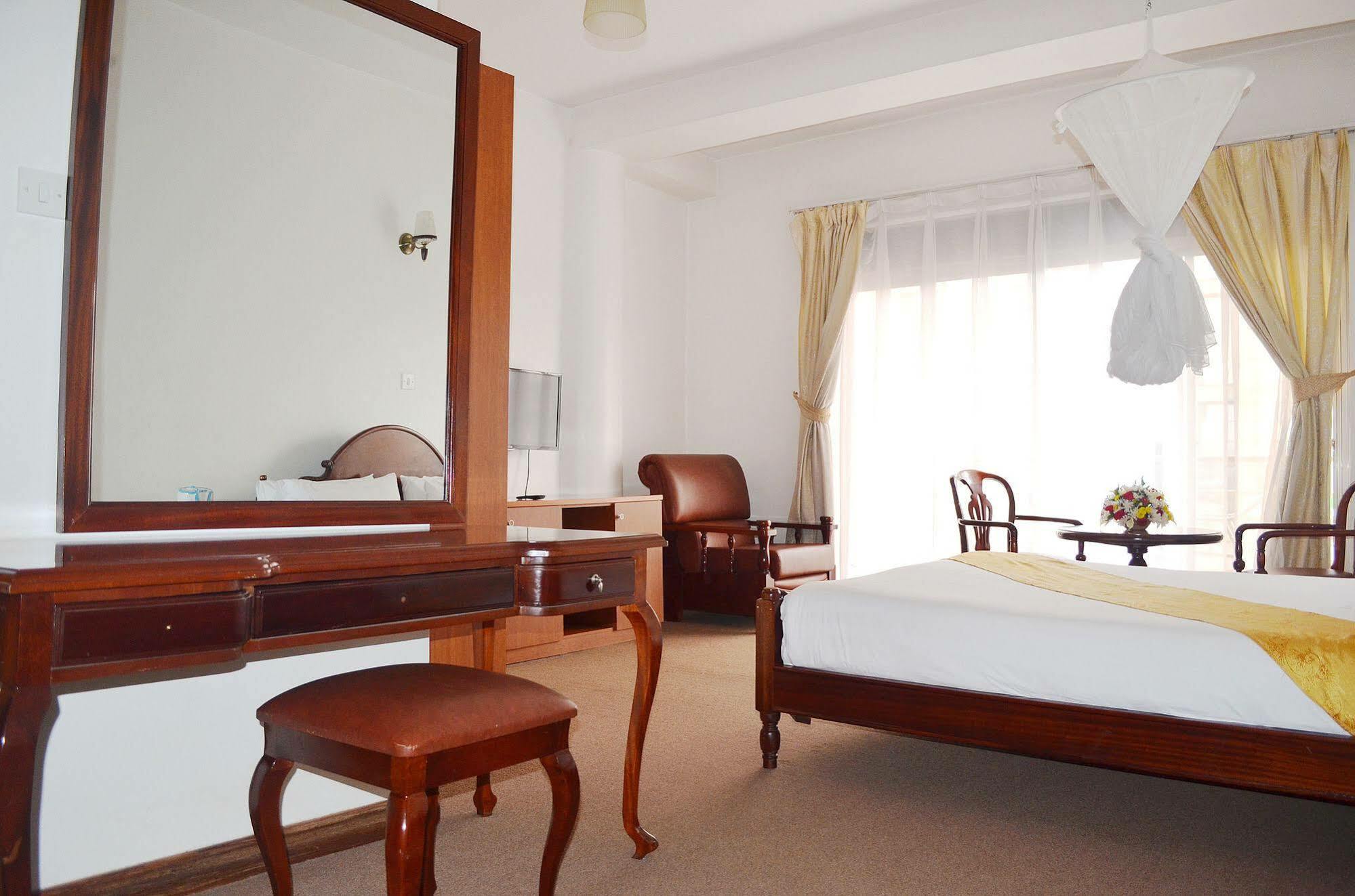 Hotel Triangle Kampala Ngoại thất bức ảnh