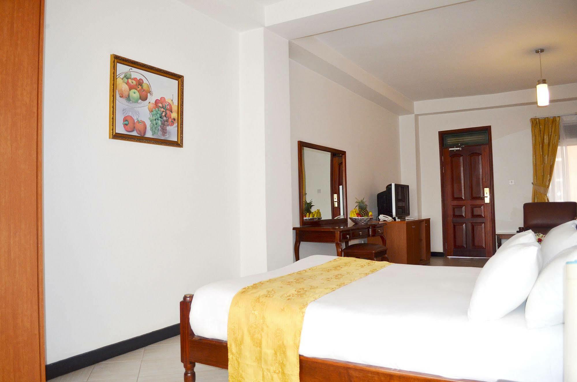 Hotel Triangle Kampala Ngoại thất bức ảnh