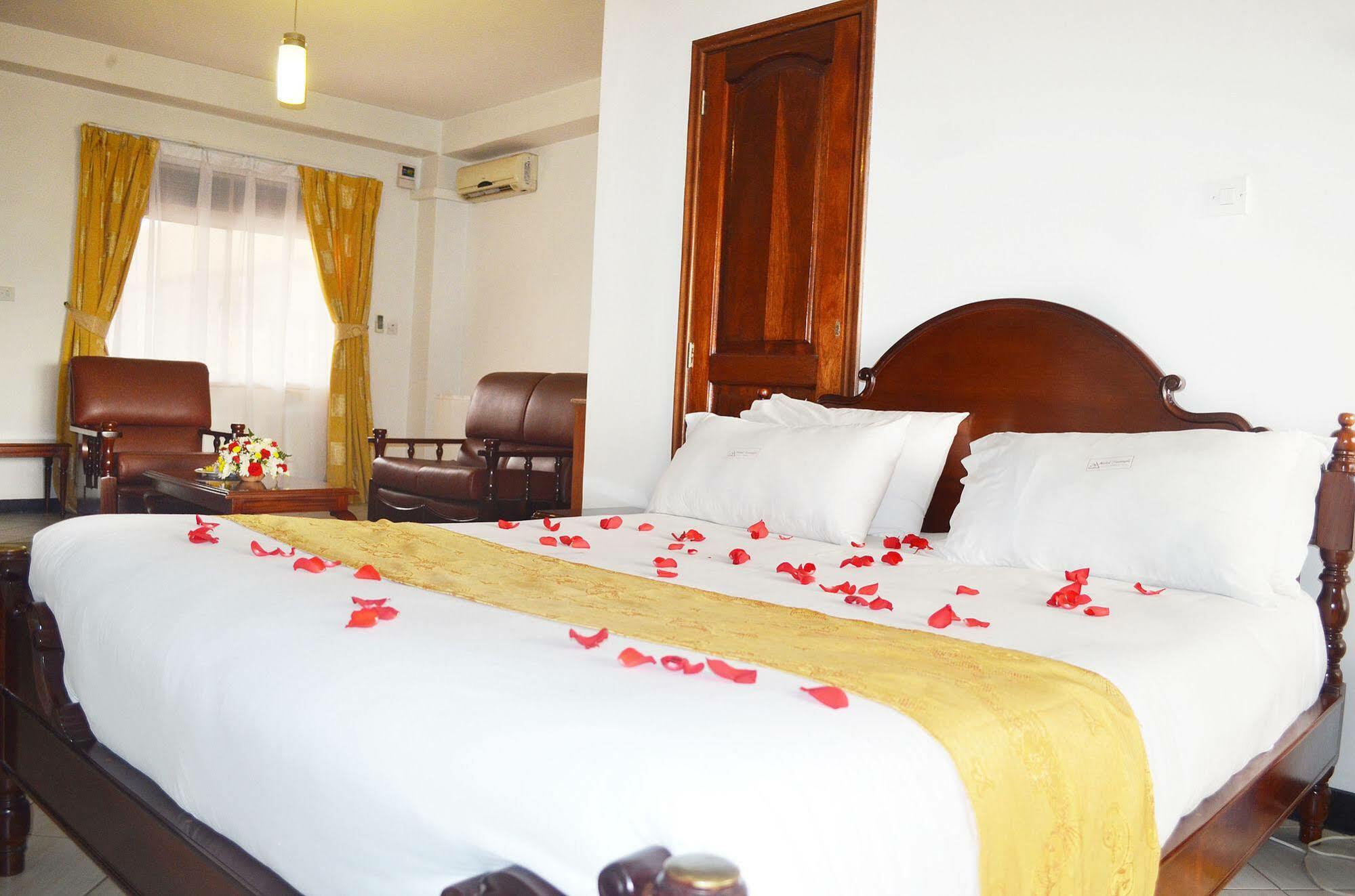 Hotel Triangle Kampala Ngoại thất bức ảnh